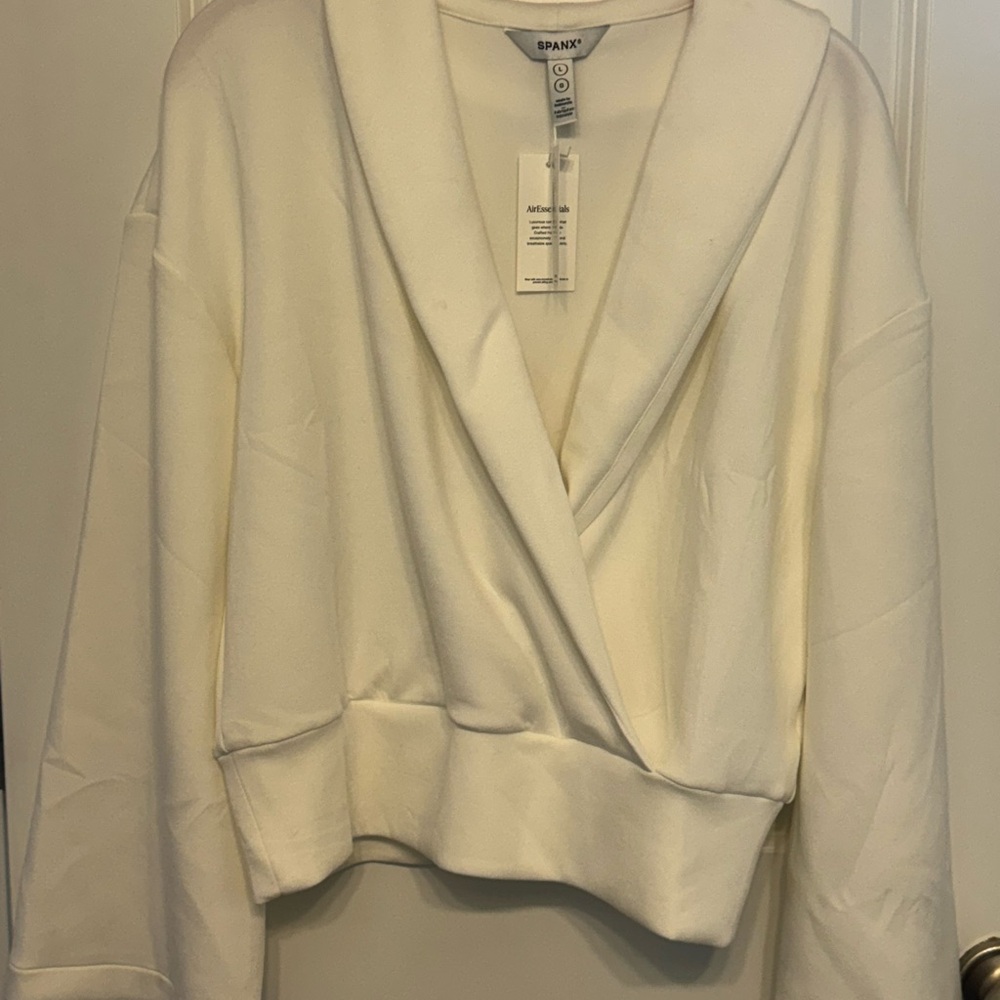 NWT Women’s Size LG SPANX Air Essentials Wrap Top